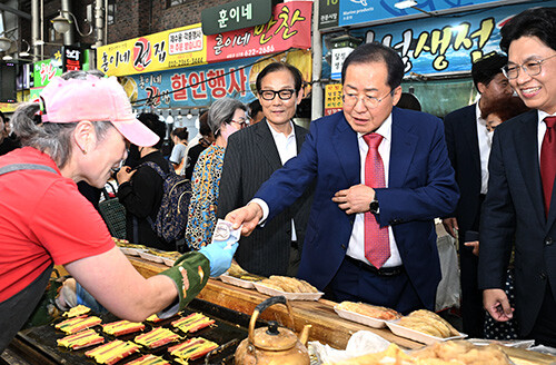 사진은 지난 9월 25일 홍준표 시장이 관문시장을 찾아 추석맞이 장보기 행사를 갖고 있다. 사진=대구시 제공