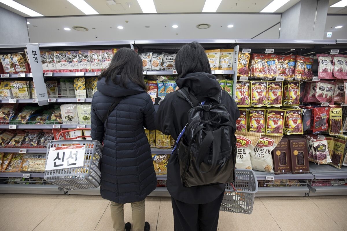 서울시내 한 마트에서 고객들이 장을 보고 있다. 사진은 기사 특정내용과 관련없음. 사진=이종현 기자