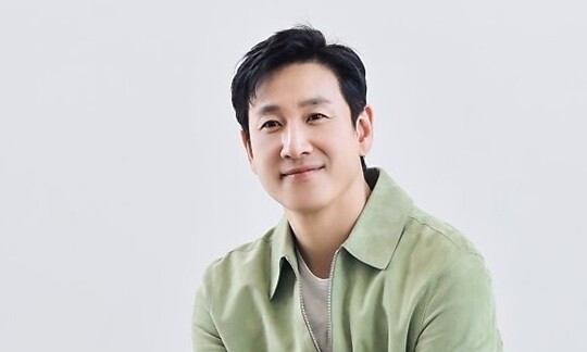 한예종 연극원 1기로 입학한 배우 이선균(향년 48세)은 2001년 MBC 월요 시트콤 ‘연인들’을 통해 처음으로 연기자의 길에 발을 디뎠다. 사진=호두앤유엔터테인먼트 제공