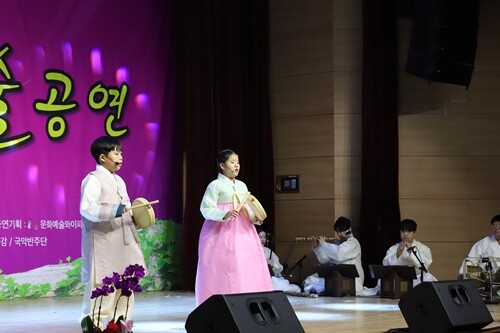 경기민요를 부르는 국악 꿈나무 윤세종·마음 학생. 사진=김현술 기자