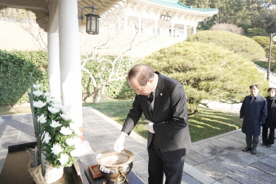 충렬사 참배 장면. 사진=부산시교육청 제공