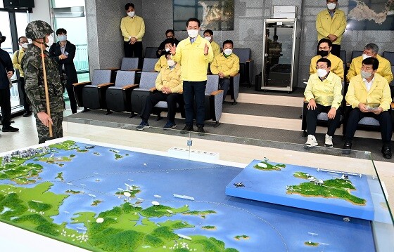유정복 인천시장이 2022년 10월 북한 포격과 관련해 대연평도 연평평화전망대에서 안보상황을 점검하고 있다. 사진=인천시 제공