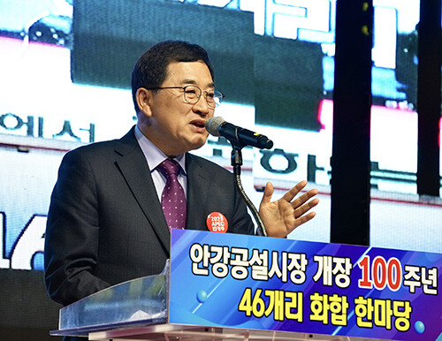 주낙영 시장이 안강공실시장 개장 100주년 기념행사에서 인삿말을 하고 있다. 사진=경주시 제공