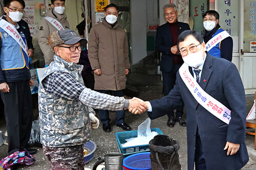 주낙영 시장이 설 맞이 전통시장 장보기에 나서고 있다. 사진=경주시 제공