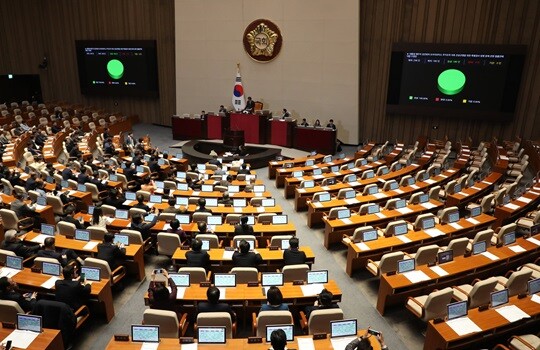 국회에서 열린 본회의에서 대통령 배우자 김건희 여사의 도이치모터스 주가조작 의혹 진상규명을 위한 특별검사 임명 등에 관한 법률안이 가결된 모습. 사진=박은숙 기자