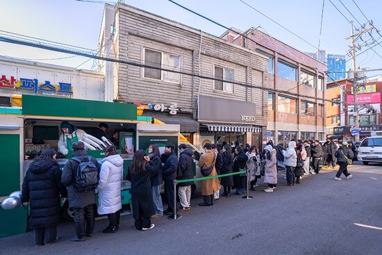 SANS는 팝업스토어를 통해 대체커피를 정보 없이 제공했을 때 고객들이 알아챌 수 있을지 실험에 나섰다. 이날 팝업스토어는 영하 날씨에도 불구하고 대기줄이 50m 이상 늘어졌다고 한다. 사진=웨이크 제공