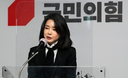 지난 2021년 12월 26일 윤석열 당시 국민의힘 대선 후보의 배우자 김건희 여사가 서울 여의도 국민의힘 당사에서 허위경력 의혹 등에 대한 입장문 발표를 하고 있다. 사진=국회사진기자단