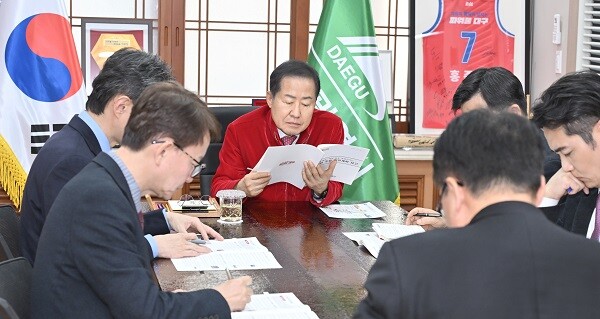 홍준표 시장이 민선8기 3년차를 맞아 핵심사업에 대한 보고를 받고 있다. 사진=대구시 제공