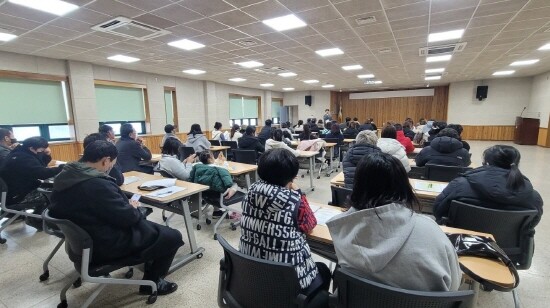 농업기술센터 외국인 계절근로자 설명회 장면. 사진=김해시 제공