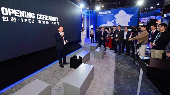 유정복 인천시장이 9일(현지시간) 미국 라스베가스 컨벤션센터에서 개최된 'CES 2024'에 마련된 인천·인천경제자유구역(IFEZ) 홍보관 개막식에서 인사말을 하고 있다. 사진=인천시 제공