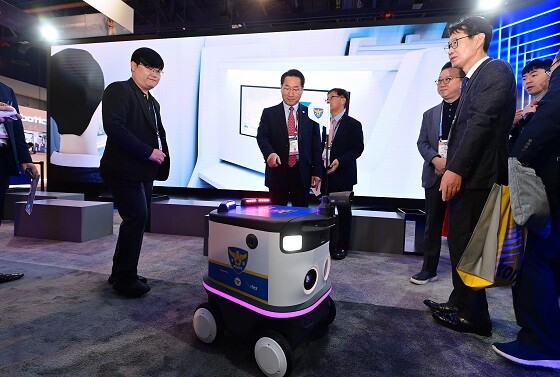 유정복 인천광역시장이 9일(현지시간) 미국 라스베가스 컨벤션센터에서 개최된 'CES 2024'에 마련된 인천·인천경제자유구역(IFEZ) 홍보관에서 자율주행 AI 순찰로봇에 대한 설명을 듣고 있다. 사진=인천시 제공