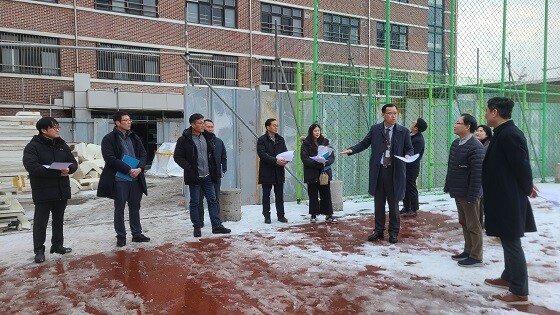 경기도교육청 정수호 교육행정국장이 11일 백운고를 방문해 석면 해체, 제거 현장을 지도, 점검하고 있다. 사진=경기도교육청 제공