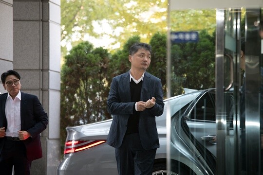 김범수 위원장이 지분 100%를 보유한 케이큐브홀딩스에도 관심이 집중된다. 김범수 위원장이 지난해 10월 서울 여의도 금융감독원 특별사법경찰에 출석하고 있다. 사진=이종현 기자