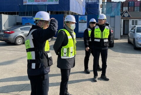 홍성준 운영본부장(왼쪽 두 번째)이 신항 소형선부두 인근 보안시설을 점검하고 있다. 사진=부산항만공사 제공