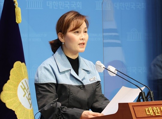 임오경 더불어민주당 대변인이 2023년 3월 19일 국회 소통관에서 논평을 발표하고 있다. 사진=연합뉴스