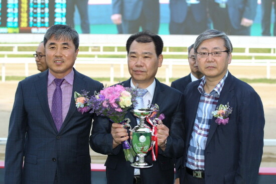 개인통산 500승을 달성한 강형곤 조교사(가운데). 사진=한국마사회 제공