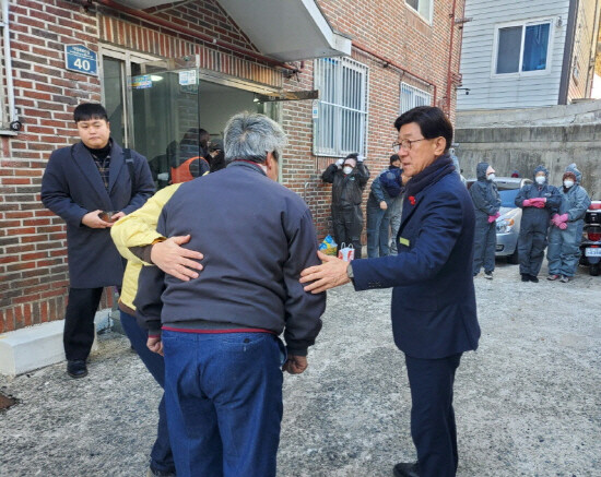 정종복 기장군수가 화재피해 현장을 점검하고 피해자를 위로하고 있다. 사진=기장군 제공