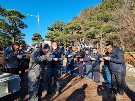 북극한파 실외근무자에게 어묵탕을 제공한 모습. 사진=시설공단 제공