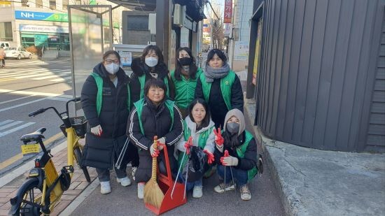 반구1동 새마을문고회원 환경정화운동. 사진=중구청 제공