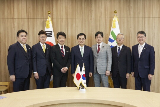 김동연 지사가 일본 아이치현의회 의원단을 만났다. 사진=경기도 제공