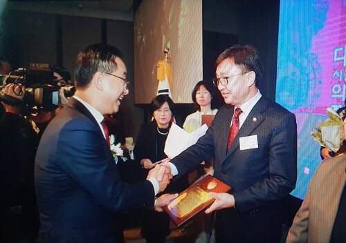 이천 김하식 의장이 지방의회 의정봉사대상을 수상하고 있다.사진=이천시의회 제공