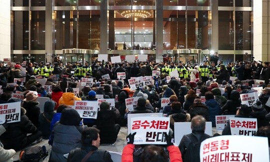 2019년 12월 13일 오후 우리공화당원들이 국회 해산을 요구하며 국회 진입을 시도하다 경찰에 의해 제지되자 연좌시위를 벌이고 있다. 사진=연합뉴스