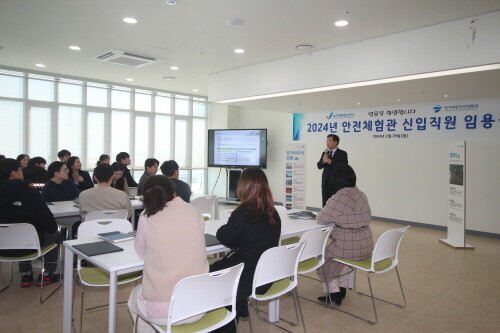 경기평택항만공사 김석구 사장이 경기해양안전체험관 신입직원 환영 인사말을 하고 있다. 사진=경기평택항만공사 제공