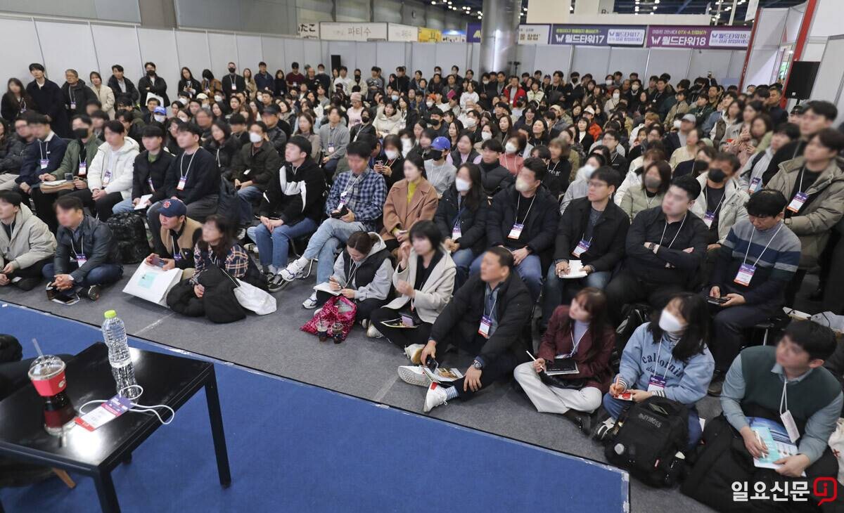 창업 관련 세미나가 열리자 앉을 자리가 없을 정도로 예비 창업자들이 몰렸다. 사진=박정훈 기자