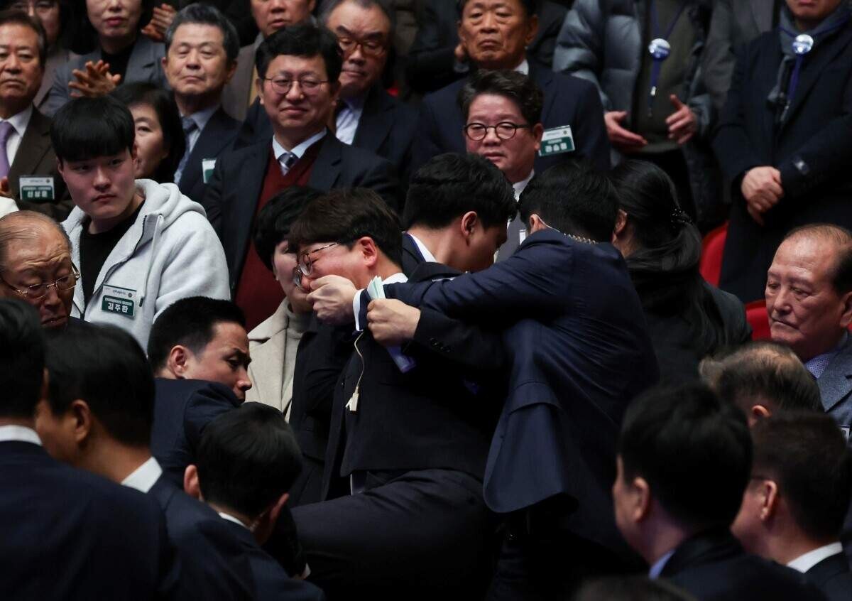 지난 18일 18일 전북특별자치도 출범식장에서 강성희 진보당 국회의원이 대통령실 경호원들에 의해 발언을 제지 당하며 끌려나가고 있다. 사진=연합뉴스
