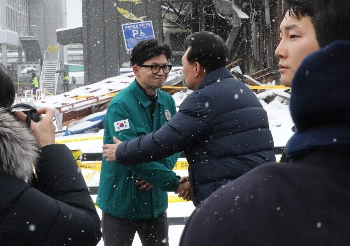 윤석열 대통령이 1월 23일 충남 서천군 서천읍 서천특화시장 화재 현장에서 한동훈 비상대책위원장과 만나 악수하고 있다. 사진=일요신문DB