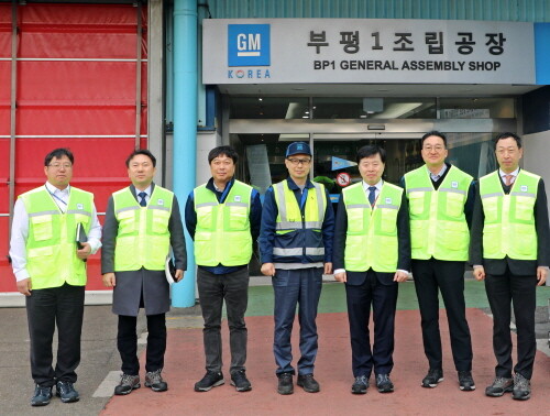 인천항만공사 이경규 사장이 GM한국사업장 부평공장을 방문해 기념촬영을 하고 있다. 사진=IPA 제공