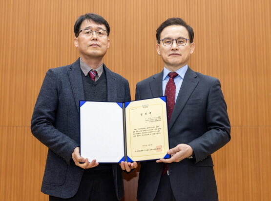 경상국립대학교 제12대 총장임용후보자선거에서 1순위로 당선된 권진회 항공우주및소프트웨어공학부 교수(오른쪽)가 민병익 총추위 위원장으로부터 당선증을 받은 뒤 기념촬영을 갖고 있다. 사진=경상국립대 제공