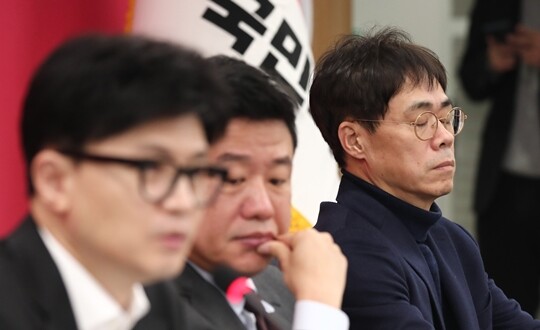 국민의힘 김경율 비상대책위원이 2월 1일 서울 여의도 중앙당사에서 열린 비상대책위원회의에서 한동훈 비대위원장의 발언을 듣고 있다. 사진=박은숙 기자