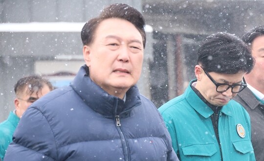 윤석열 대통령과 한동훈 국민의힘 비대위원장이 1월 23일 서천특화시장을 찾아 화재 현장을 둘러보고 있다. 사진=연합뉴스
