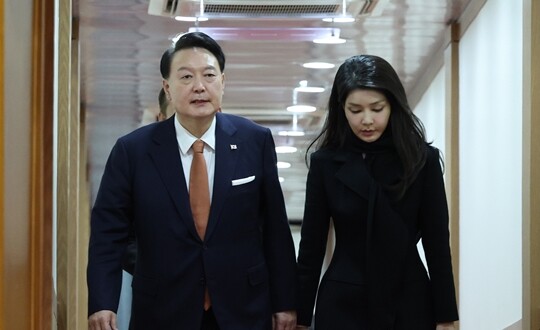 윤석열 대통령과 김건희 여사가 2023년 12월 15일 네덜란드 국빈 방문 일정을 마치고 성남 서울공항 2층 실내행사장으로 귀국하고 있다. 사진=연합뉴스