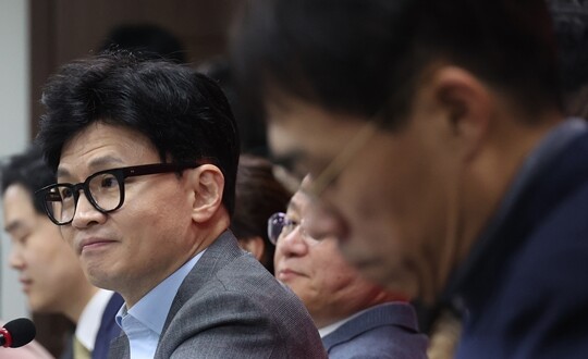 국민의힘 한동훈 비상대책위원장과 김경율 비대위원이 1월 25일 서울 여의도 국민의힘 당사에서 열린 비대위 회의에 참석했다. 사진=연합뉴스