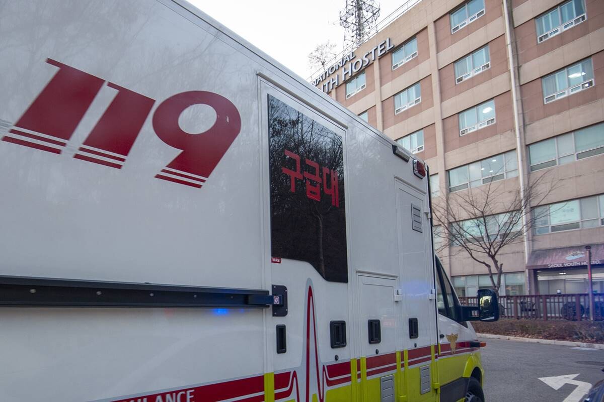 2021학년도 대입 수학능력시험이 치러진 2020년 12월 3일 오전 코로나19 확진자 수험생들이 시험을 보는 서울 중구 서울유스호스텔 생활치료센터 입구로 구급차가 들어가고 있다. 사진은 기사의 특정 내용과 관련없음. 사진=사진공동취재단