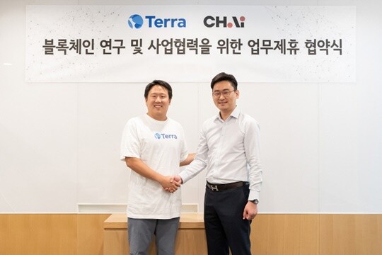 2019년 6월 신현성 테라폼랩스 공동대표(왼쪽)와 한창준 차이코퍼레이션 대표가 업무제휴 협약을 체결하고 기념 촬영을 하고 있다. 사진=테라폼랩스 제공