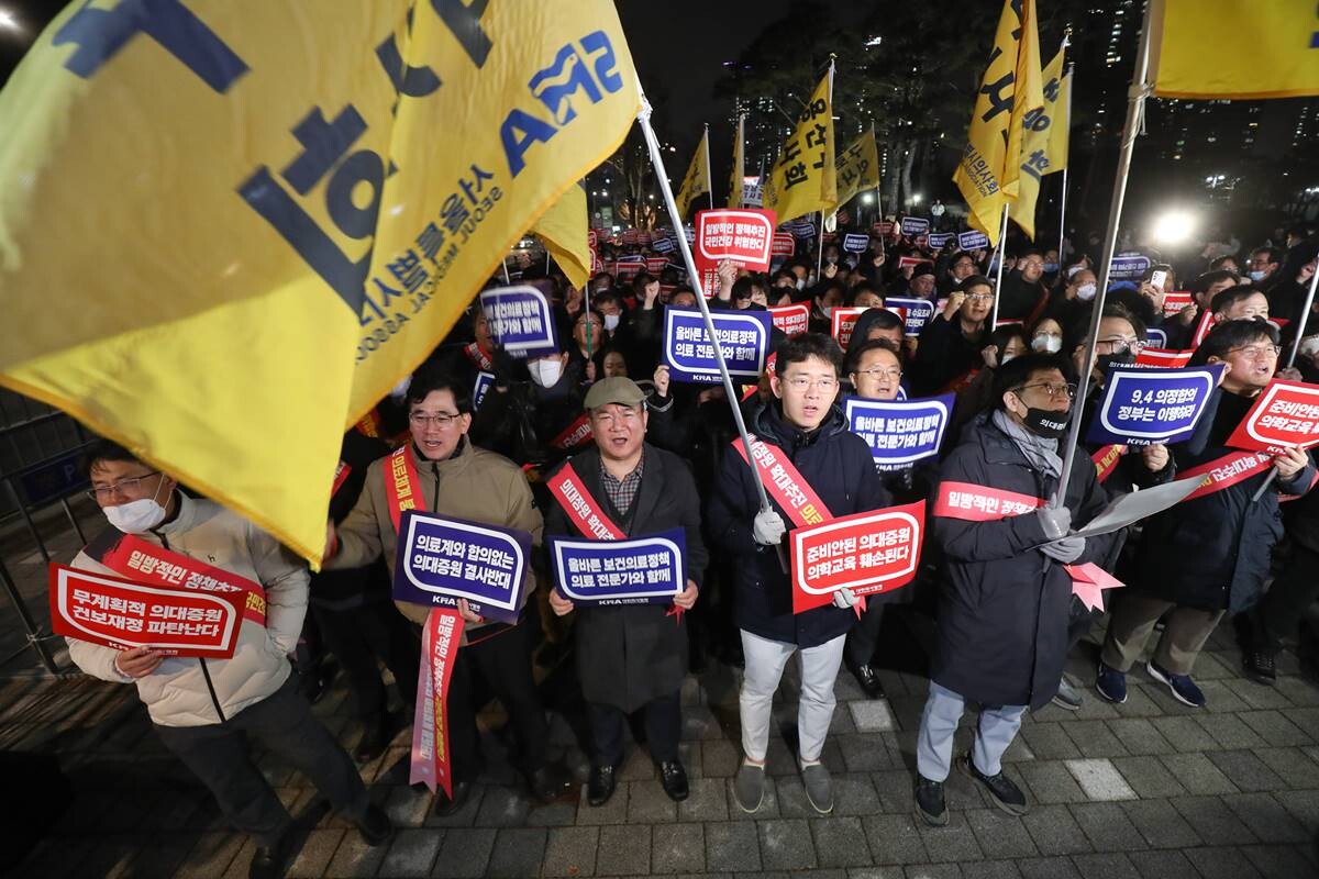 지난 2월 15일 오후 서울 용산구 대통령실 앞에서 의과대학 정원 확대에 반대하는 서울지역의사회 궐기대회가 열리고 있다. 사진=임준선 기자