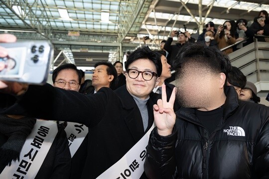 한동훈 국민의힘 비상대책위원장이 설 연휴를 하루 앞둔 2월 8일 서울 중구 서울역에서 귀성인사를 하고 있다. 사진=임준선 기자