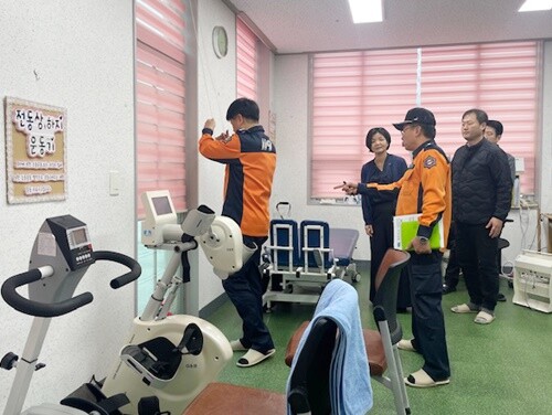 이천우 양평소방서장(왼쪽)이 지난 15일 직접 씨엘의 집을 방문하여 화재예방 안전컨설팅을 실시하고 있다. 사진=양평소방서 제공