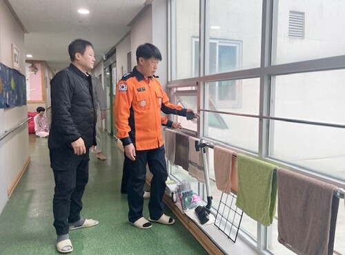 이천우 양평소방서장(오른쪽)이 씨엘의 집 화재예방 안전컨설팅을 직접 실시하고 있다. 사진=양평소방서 제공