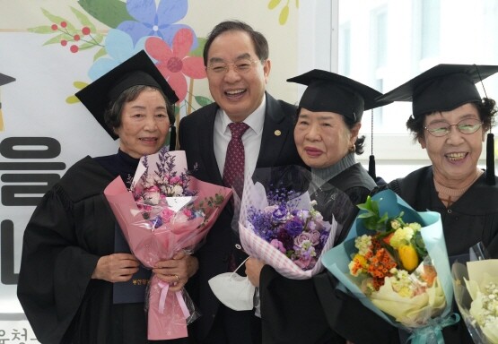 하윤수 부산교육감이 SNS에 올린 ‘제10회 문해교육 프로그램 학력인정서 수여식’ 장면. 사진=하윤수 페이스북