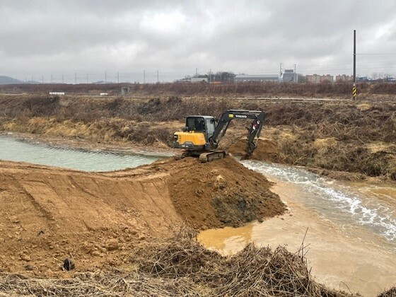 관리천 수질오염 방제작업을 마무리하고 있다. 사진=화성시 제공