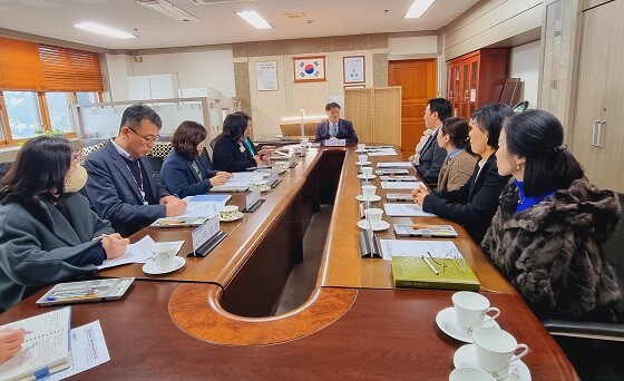 이경희 경기도교육청 제1부교육감이 22일 성남 불정초를 방문해 현장 의견을 청취하고 있다. 사진=경기도교육청 제공