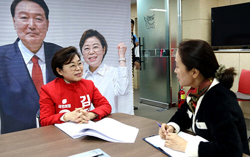 김정재 국회의원 예비후보(경북 포항·북구)가 '일요신문' 김은주 본부장과 인터뷰를 갖고 있다. 사진=김정재 국회의원 예비후보 사무소 제공