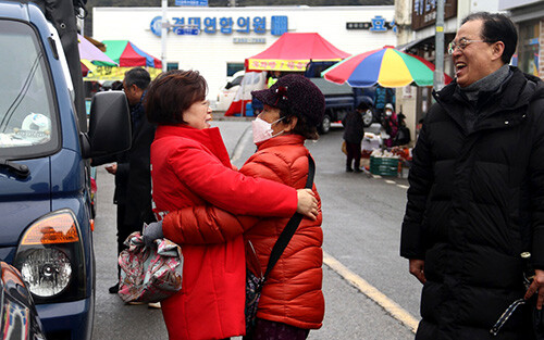 전통시장을 찾은 김정재 국회의원 예비후보(경북 포항·북구)가 지지자와 반갑게 포옹을 하며 인사를 나누고 있다. 사진=김정재 국회의원 예비후보 사무소 제공