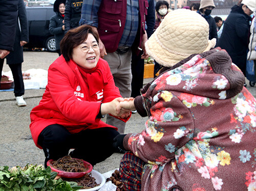 전통시장을 찾은 김정재 국회의원 예비후보(경북 포항·북구)가 상인들과 만나 인사를 나누고 있다. 사진=김정재 국회의원 예비후보 사무소 제공