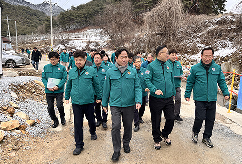 김학홍 경북도 행정부지사와 이한경 행정안전부 재난안전관리본부장이 지난 24일 봉화군 급경사지 조기경보시스템 설치 지구와 오그래미 지구단위종합복구를 방문해 선제적 해빙기 현장 안전 점검을 가졌다. 사진=경북도 제공