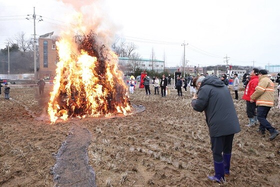 고양문화원이 2024 정월대보름 행사의 일환으로 달집태우기를 진행하고 있다. 사진=고양특례시 제공